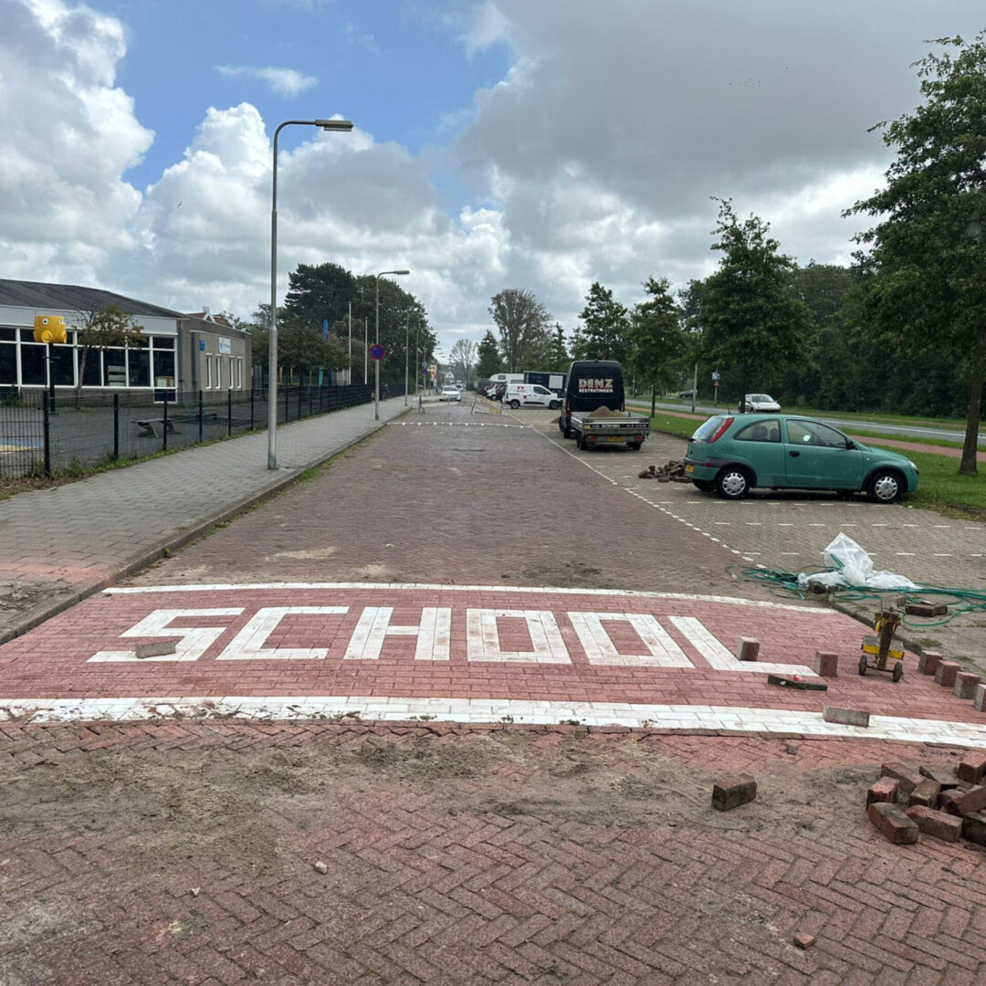 Wegenbouw bestrating School tekst in Alkmaar en omstreken door Denzbestratingen.